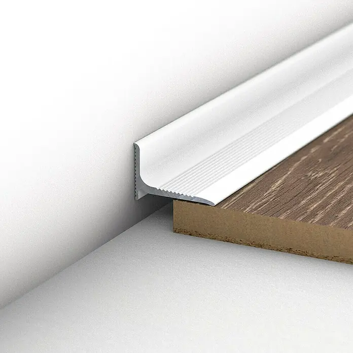 LOGOCLIC Abschlussprofil 290 - Weiß, 1 m x 20 mm x 13 mm, Montageart: Kleben - Nahaufnahme einer weißen Übergangsschiene, die zwischen Wand und Holzboden angebracht ist und einen sauberen Übergang gewährleistet.