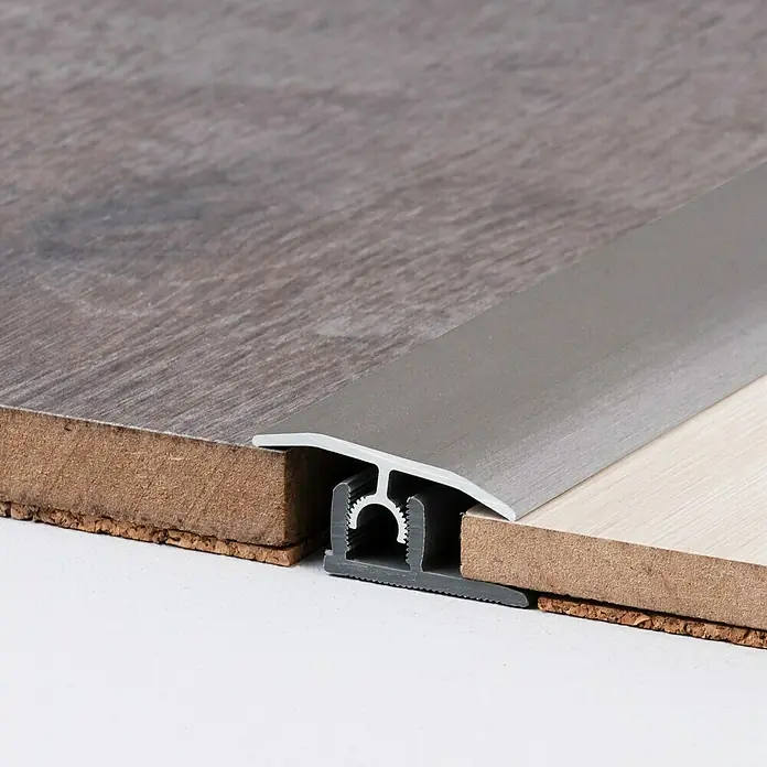 LOGOCLIC Übergangsprofil 303 - Aluminium gebürstet, 0,9 m x 34 mm, Montageart: Stecken - Übergangsprofil zwischen zwei Bodenbelägen mit unterschiedlichen Höhen. Das Profil ist aus Aluminium und hat eine graue Farbe.