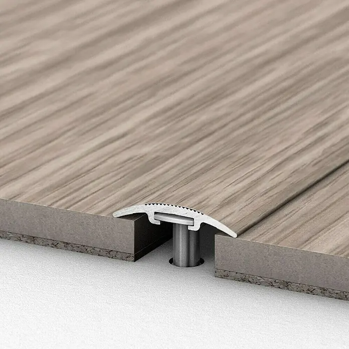 LOGOCLIC Übergangsprofil 201 - Eiche Grau, 0,9 m x 30 mm, Montageart: Schrauben - Bild eines Übergangsprofils zwischen zwei Holzböden. Das Profil ist aus Aluminium und hat eine geriffelte Oberfläche.