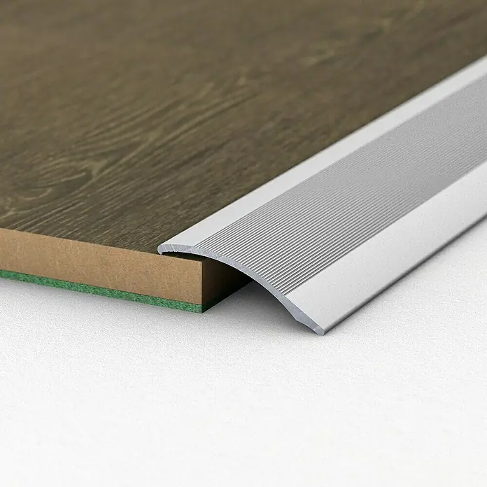 LOGOCLIC Anpassprofil 138 - Silber, 1 m x 38 mm, Montageart: Kleben - Nahaufnahme einer silbernen Übergangsschiene zwischen Holzböden.