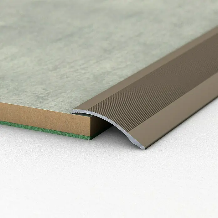 LOGOCLIC Anpassprofil 138 - Edelstahl matt, 1 m x 38 mm, Montageart: Kleben - Nahaufnahme eines Profils für Bodenbeläge, das Übergänge zwischen verschiedenen Bodenhöhen ausgleicht und für einen sauberen Abschluss sorgt.