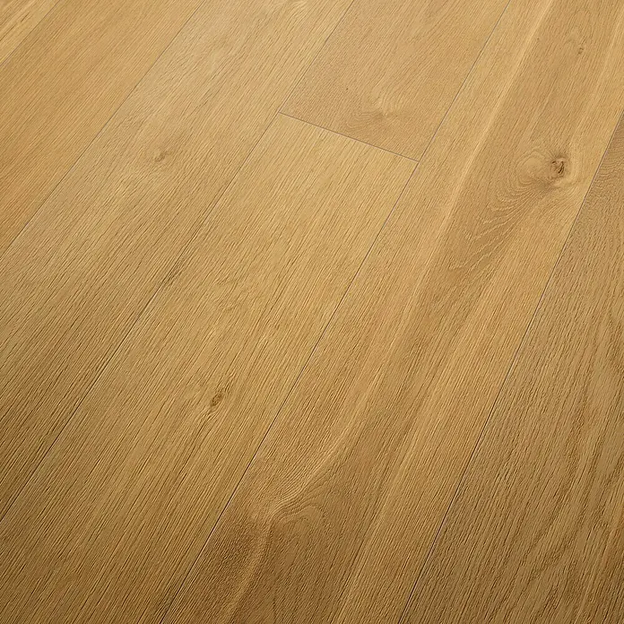 LOGOCLIC Hartvinylboden ElementPro Lucky Star - 1.210 x 234 x 5 mm, Landhausdiele, Lucky Star - Nahaufnahme eines Bodens mit hellbraunen Holzdielen. Das Parkett hat eine schöne Maserung und eine glatte Oberfläche, die das Licht reflektiert.