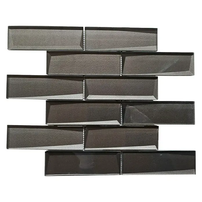 Mosaikfliese Rechteck Crystal XBH SW09 - 30 x 30 cm, Schwarz, Glänzend - Nahaufnahme eines Musters aus länglichen, dunkelgrauen Glasmosaikfliesen mit abgeschrägten Kanten, die auf einer schwarzen Oberfläche angeordnet sind.