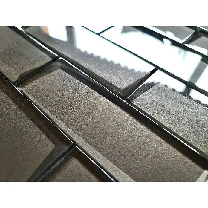 Mosaikfliese Rechteck Crystal XBH SW09 - 30 x 30 cm, Schwarz, Glänzend - Nahaufnahme von glänzenden, rechteckigen Mosaikfliesen in dunklen Farbtönen, die ein elegantes und modernes Design zeigen.