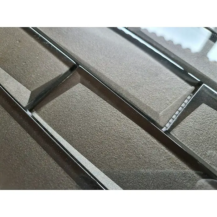 Mosaikfliese Rechteck Crystal XBH SW09 - 30 x 30 cm, Schwarz, Glänzend - Nahaufnahme von grauen, rechteckigen Fliesen mit glänzenden, schwarzen Fugen, die ein modernes und stilvolles Designelement darstellen.