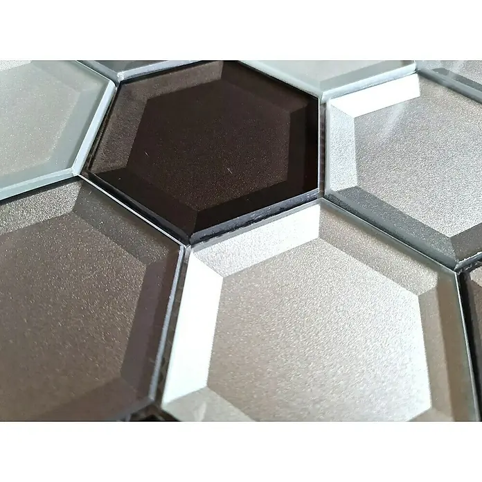 Mosaikfliese Hexagon Crystal XBH HX159 - 22,5 x 26,5 cm, Braun/Weiß, Glänzend - Nahaufnahme von sechseckigen Mosaikfliesen in Grau- und Brauntönen, die ein modernes und stilvolles Design für Innenräume bieten.