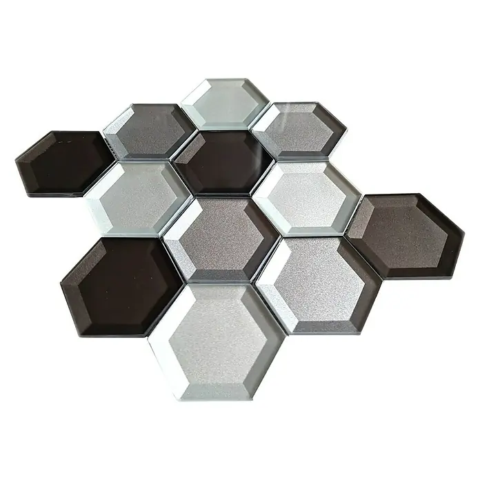 Mosaikfliese Hexagon Crystal XBH HX159 - 22,5 x 26,5 cm, Braun/Weiß, Glänzend - Das Bild zeigt eine Reihe von sechseckigen Mosaikfliesen in verschiedenen Grau- und Brauntönen, die ein modernes Muster bilden.