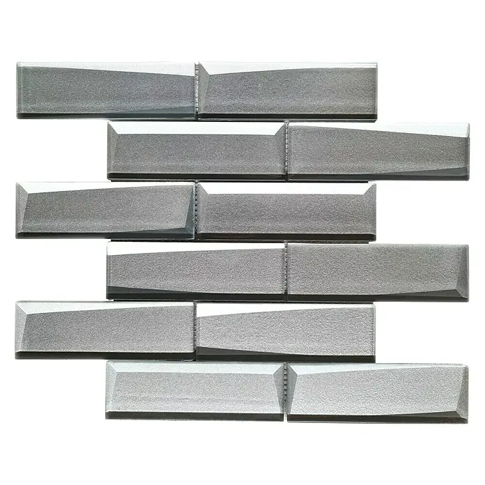 Mosaikfliese Rechteck Crystal XBH SW01 - 30 x 30 cm, Weiß, Glänzend - Nahaufnahme von dekorativen, silbernen Wandfliesen mit einem metallisch glänzenden Finish, ideal für moderne Innenräume.