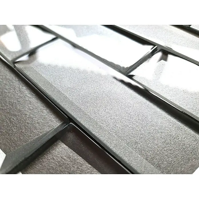 Mosaikfliese Rechteck Crystal XBH SW01 - 30 x 30 cm, Weiß, Glänzend - Nahaufnahme von grauen, glänzenden Subway-Fliesen mit subtiler Textur und spiegelnden Oberflächen, ideal für moderne Innenräume.