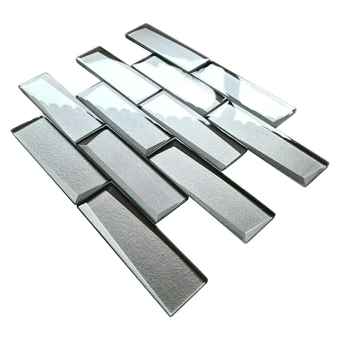 Mosaikfliese Rechteck Crystal XBH SW01 - 30 x 30 cm, Weiß, Glänzend - Ein rechteckiges Mosaik aus glänzendem, silberfarbenem Glas, das ein modernes, elegantes Design für jeden Raum bietet.