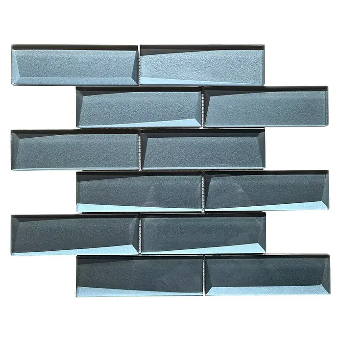 Mosaikfliese Rechteck Crystal XBH SW05 - 30 x 30 cm, Grau, Glänzend - Blaue Glasmosaikfliesen in einem versetzten Muster, perfekt für stilvolle Wanddekorationen im Innenbereich.
