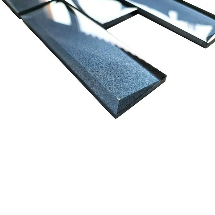 Mosaikfliese Rechteck Crystal XBH SW05 - 30 x 30 cm, Grau, Glänzend - Nahaufnahme einer grauen, rechteckigen Mosaikfliese mit abgeschrägten Kanten, die eine elegante Textur und Reflexion zeigt.