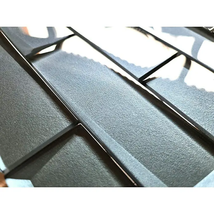 Mosaikfliese Rechteck Crystal XBH SW05 - 30 x 30 cm, Grau, Glänzend - Nahaufnahme eines modernen, mattschwarzen Metallgitters, das durch sein minimalistisches Design und die klaren Linien besticht. Lichtreflexe betonen die Textur.