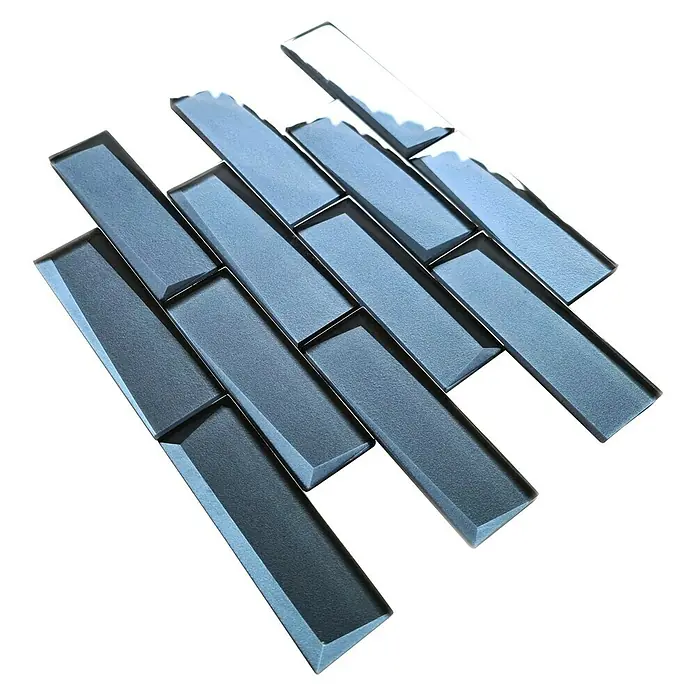 Mosaikfliese Rechteck Crystal XBH SW05 - 30 x 30 cm, Grau, Glänzend - Elegante blaue Glasmosaikfliesen im Querformat. Die Mosaike schaffen durch ihre Farbgebung und das glänzende Material eine moderne Atmosphäre.