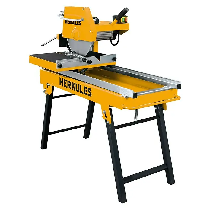 Herkules Steintrennmaschine HFS 3500 Pro - 2.000 W, Durchmesser Scheibe: 350 mm, Schnitthöhe: 72 mm - 110 mm - Die Herkules Fliesenschneidmaschine auf einem Ständer, ideal für präzise Schnitte.