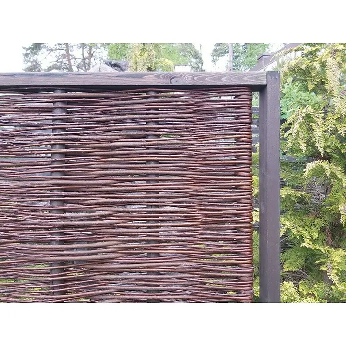 Sichtschutzelement - 90 x 180 cm, Braun - Nahaufnahme eines dekorativen Gartenzauns aus geflochtenen Ästen, der eine rustikale und natürliche Atmosphäre in den Außenbereich bringt.