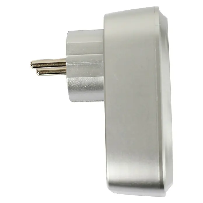 Voltomat Funksteckdosen-Set 3+1 - Silber, 3.680 W - Nahaufnahme eines silbernen Steckdosenadapters mit zwei Stiften, isoliert auf schwarzem Hintergrund für Elektronik.