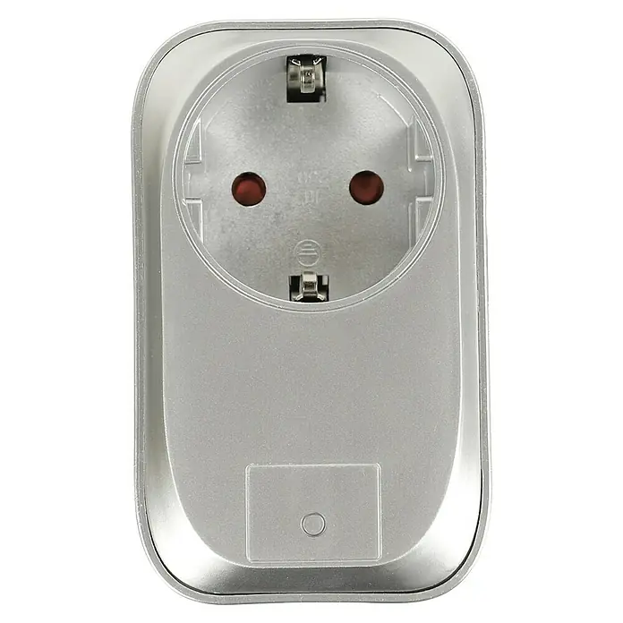 Voltomat Funksteckdosen-Set 3+1 - Silber, 3.680 W - Nahaufnahme eines silbernen Steckdosentimers, der eine geerdete Steckdose und eine Taste zur Programmierung des Timers zeigt.