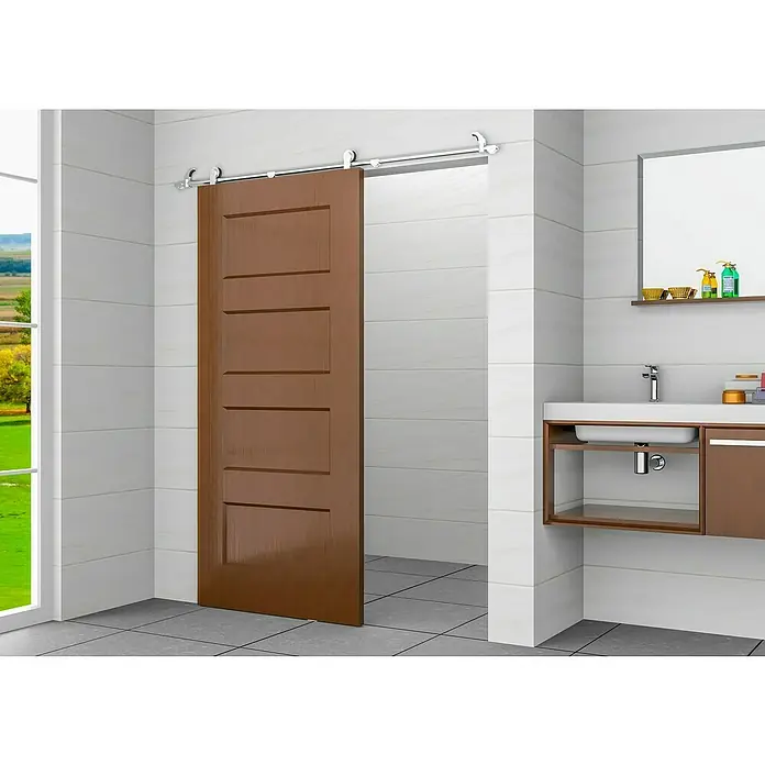 Guía de puerta corredera Premium - Diámetro: 25 mm - Esta imagen muestra una puerta corredera marrón con herrajes sobre un fondo de baño luminoso, que combina funcionalidad con estilo.