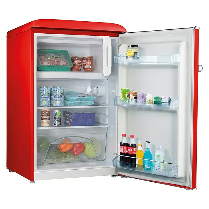 Corberó Nevera combi CF1PG90R - Contenido útil total: 111 l, 61,7 x 55,2 x 90 cm, Rojo - Imagen de un refrigerador retro rojo, provisto de diversos alimentos y bebidas, que fusiona nostalgia y funcionalidad.