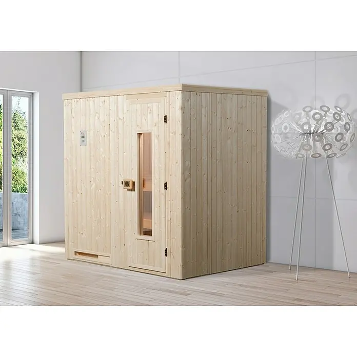 Weka Elementsauna Halmstad 1 - Ohne Ofen, L x B x H: 144 x 194 x 199 cm, Materialspezifizierung Tür: Massivholz - Ein helles Holzsauna-Modell in einem hellen Raum mit Holzboden. Neben der Sauna steht eine moderne Stehlampe.