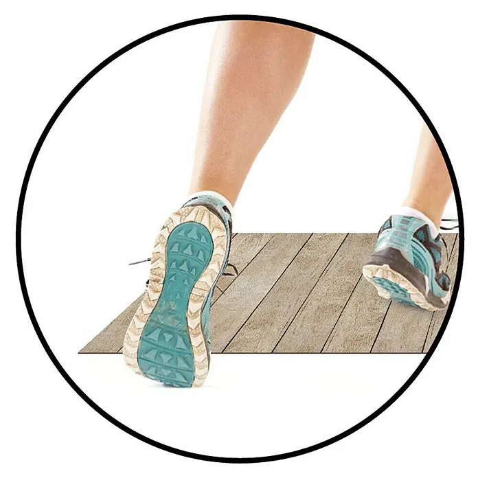 Alfombra de vinilo Croma Etnic stone - Blanco/Marrón/Negro, 75 x 45 cm - Imagen con pies calzados con zapatillas azules para correr sobre una tabla de madera. Ideal para atletas y los que valoran comodidad y estilo.