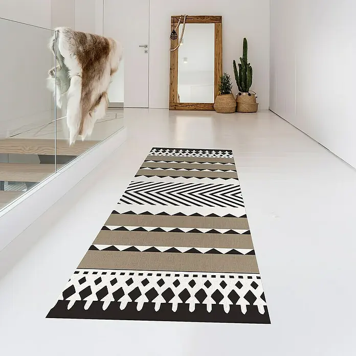 Alfombra de vinilo Croma Etnic Stone - Blanco/Marrón/Negro, 140 x 50 cm - Esta alfombra de pasillo con patrones geométricos contrastantes es un complemento llamativo para cualquier vestíbulo o entrada.