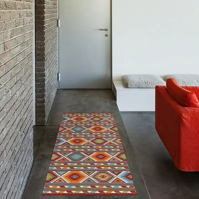 Alfombra de vinilo Croma Kilim - Multicolor, 140 x 50 cm - Una alfombra colorida con patrones geométricos se encuentra en un pasillo moderno, aportando calidez y estilo al espacio.