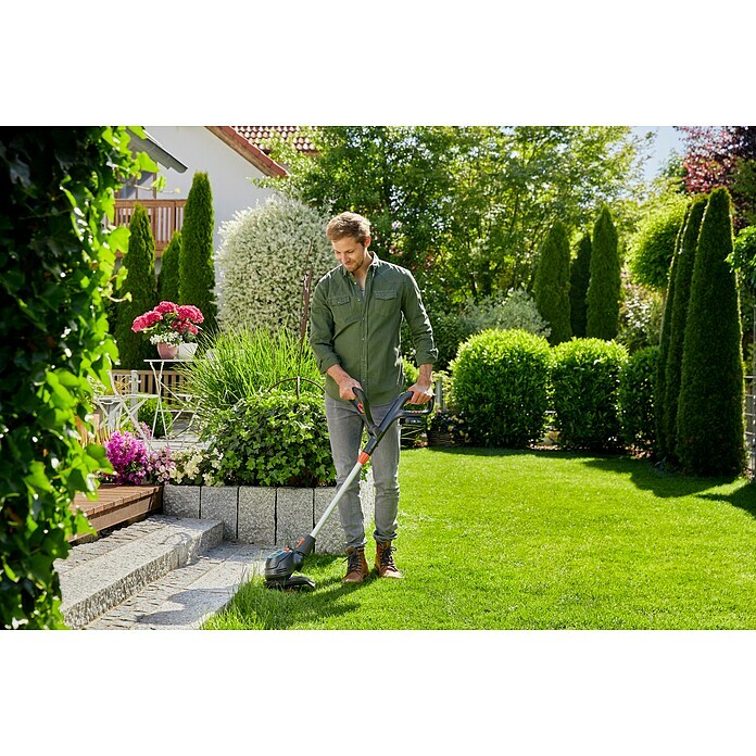 Gardena ComfortCut Akku-Rasentrimmer 23/18V-P4A18 V, Li-Ionen, 1 Akku, Schnittbreite: 23 cm Use Shot