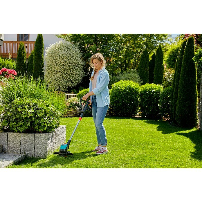 Gardena EasyCut Akku-Rasentrimmer 23/18V-P4A18 V, Li-Ionen, Ohne Akku, Schnittbreite: 23 cm Use Shot