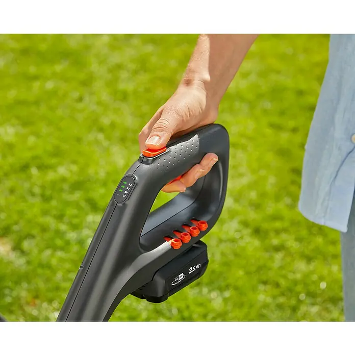 Gardena Power for All 18V Akku-Rasentrimmer EasyCut - 18 V, Li-Ionen, Ohne Akku, Schnittbreite Messer: 23 cm - Detailaufnahme des Akku-Rasentrimmergriffs mit Bedienelementen und Akku vor grünem Hintergrund.