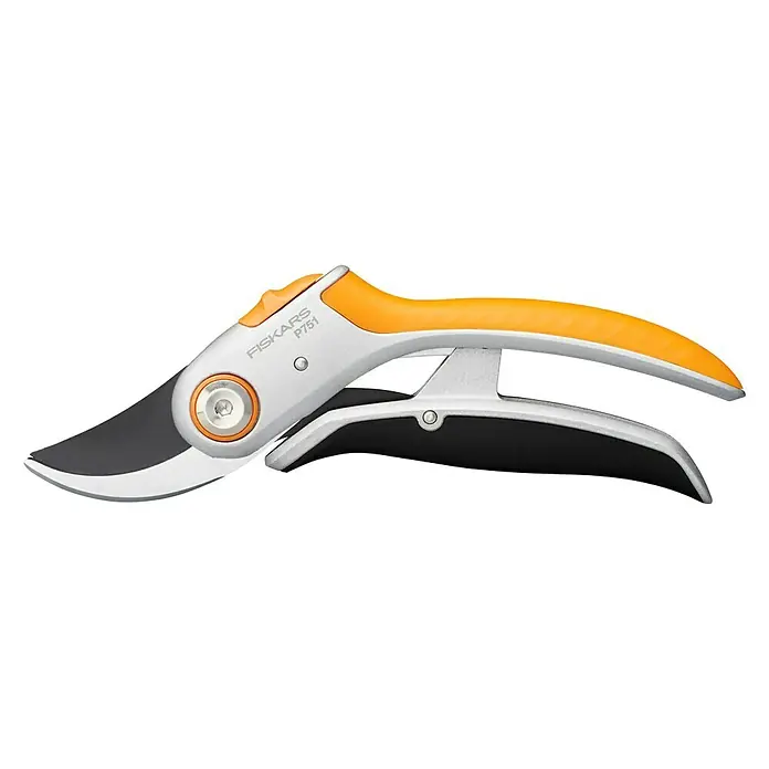 Fiskars Plus Gartenschere P751 - Bypass, Max. Aststärke: 24 mm - Nahaufnahme einer Fiskars P751 Gartenschere mit orangefarbenem Griff und schwarzer Klinge vor schwarzem Hintergrund.