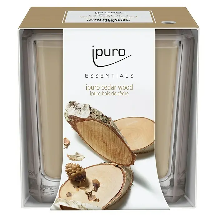 Ipuro Essentials Duftkerze - Im Glas, Cedar Wood - Ein Iduro Essentials Zedernholz Duftkerze in einer dekorativen Verpackung mit Holzscheiben und Zapfen. Die Kerze verbreitet einen natürlichen Duft.