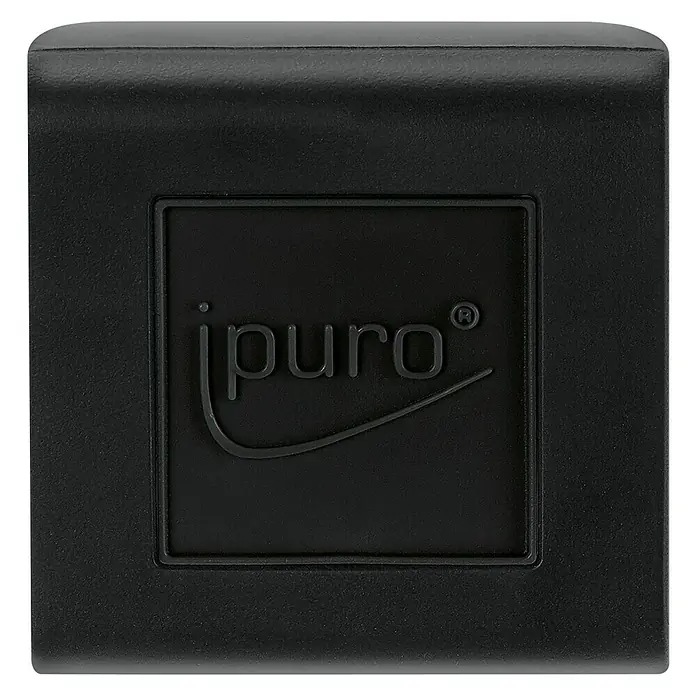 Ipuro Essentials Autoduft - Black Bamboo, Geeignet für: Lüftungslamellen - Eine Nahaufnahme des schwarzen iPuro-Würfels mit dem Markennamen „iPuro“ in der Mitte, der eine moderne und minimalistische Ästhetik aufweist.