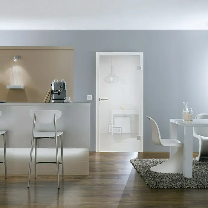 Diamond Doors Glasdrehtür Luminato - 834 x 1.972 mm, DIN Rechts, Einscheibensicherheitsglas (ESG) - Ein moderner Raum mit einer satinierten Glastür, die einen Blick auf einen angrenzenden Raum freigibt, neben einer eleganten Essecke.