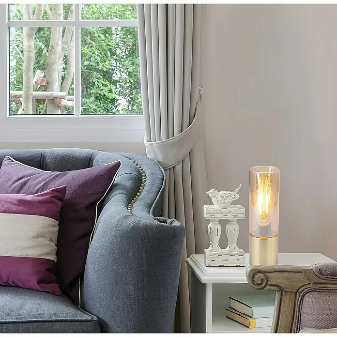 Globo Annika Lámpara de sobremesa - 25 W, Ø x Al: 9 x 30 cm, Oro, E27 - Idea de diseño de interiores con una elegante lámpara de mesa con vidrio ámbar y base dorada en una mesa auxiliar.