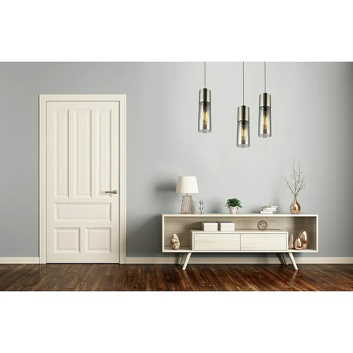 Globo Annika Lámpara colgante - 25 W, Ø x Al: 10,5 x 152,5 cm, Níquel, E27 - Una foto de interior moderna con tres lámparas colgantes sobre un aparador, complementada con una puerta elegante y suelos de madera oscura.