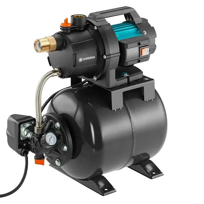 Gardena Hauswasserwerk 3700/4 - 800 W, Max. Fördermenge: 3.700 l/h, 4,1 bar - Abbildung einer Gardena Hauswasseranlage mit Druckschalter, Manometer und großem Tank für die Wasserversorgung im Haus und Garten.