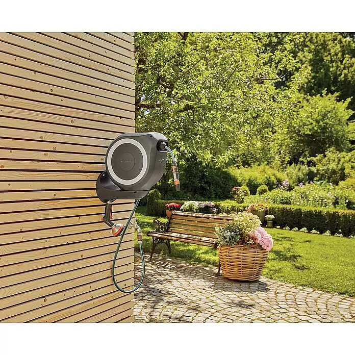 Gardena Wand-Schlauchbox RollUp S - Schlauchlänge: 15 m - Anwendungsbeispiel