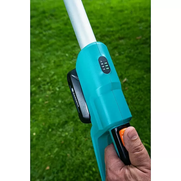 Gardena Power for All 18V Akku-Hochentaster - 18 V, 1 Akku, Schwertlänge: 20 cm - Anwendungsbeispiel