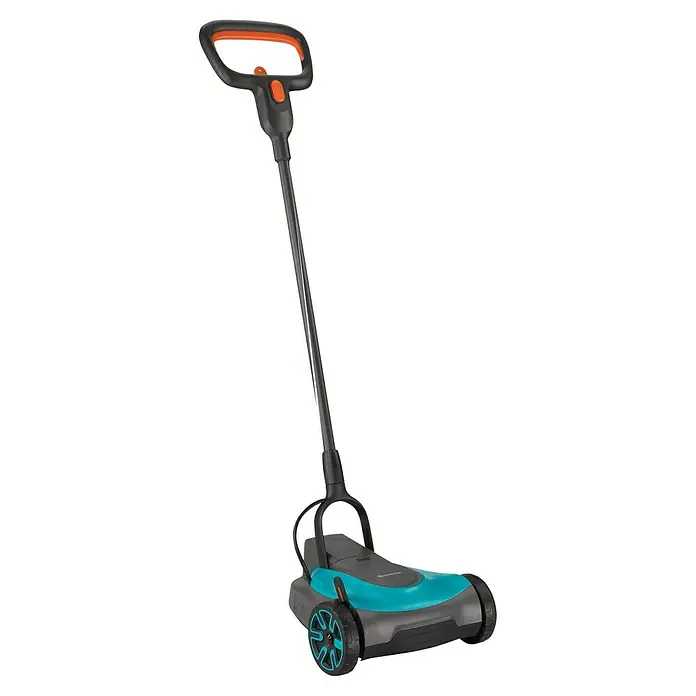 Gardena Power for All 18V Akku-Rasenmäher - 18 V, Ohne Akku, 2,5 Ah, Schnittbreite: 22 cm - Bild einer Gardena Akku-Spindelmäher. Das Gerät hat einen orangefarbenen Griff und einen blauen Mähkopf.