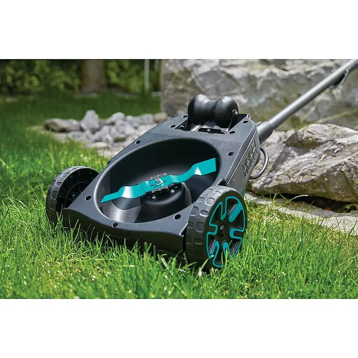 Gardena Power for All 18V Akku-Rasenmäher - 18 V, Ohne Akku, 2,5 Ah, Schnittbreite: 22 cm - Nahaufnahme eines Rasenmähers mit grüner Klinge auf Rasen vor einem Felsen.