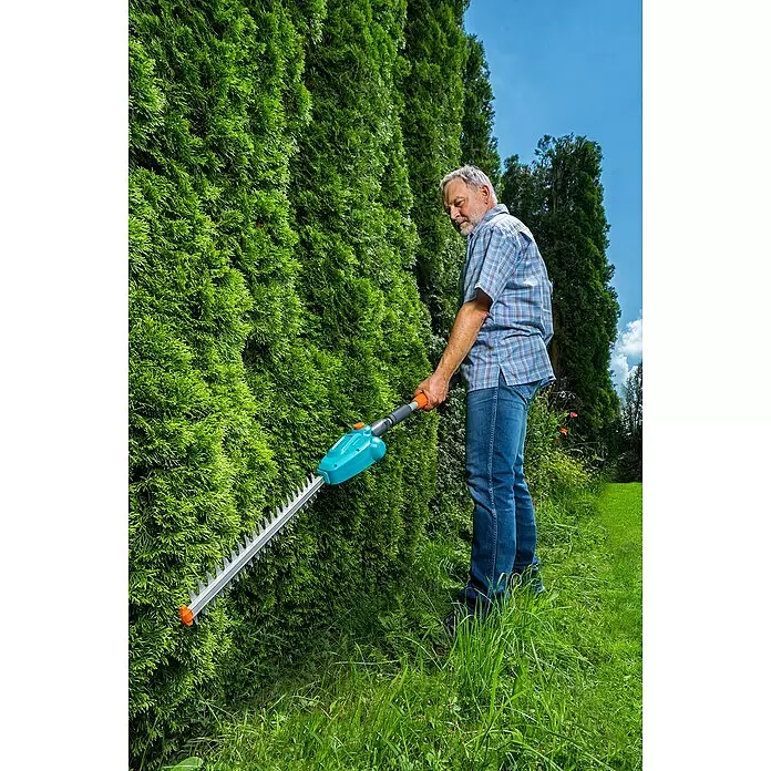 Gardena Power for All 18V Teleskop-Heckenschere - 18 V, 1 Akku, Schwertlänge: 42 cm - Anwendungsbeispiel