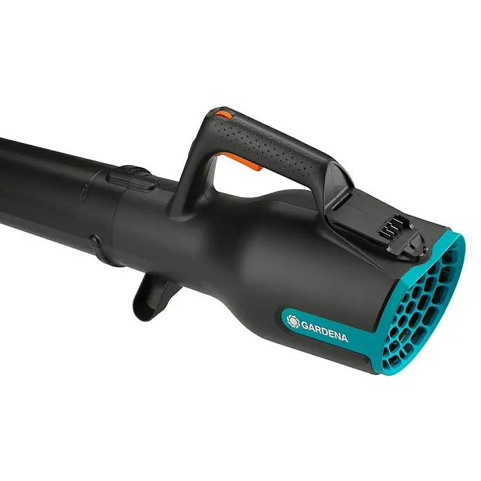 Gardena Power for All 18V Akku-Laubbläser - 18 V, Li-Ionen, Ohne Akku, Blasgeschwindigkeit: 100 km/h - Das Bild zeigt einen schwarzen Gardena Akku-Laubbläser mit einem türkisfarbenen Akzent am vorderen Ende und einem Griff mit orangefarbenen Details.