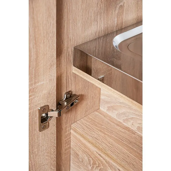 Respekta Schrankküche Peter - Breite: 104 cm, Weiß/Eiche, Mit Glaskeramikkochfeld und Mikrowelle - Detailaufnahme eines Schranks mit Holztür und einem glänzenden Metallscharnier, das die Tür befestigt und einen modernen Look erzeugt.