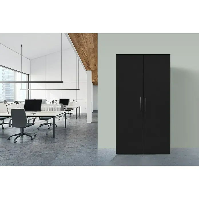 Respekta Schrankküche Peter - Breite: 104 cm, Schwarz/Eiche, Mit Duo-Kochmulde und Mikrowelle - Büro mit Schreibtischen und Bürostuhl sowie einem modernen, dunklen Büroschrank mit Griffen an einer hellen Wand.