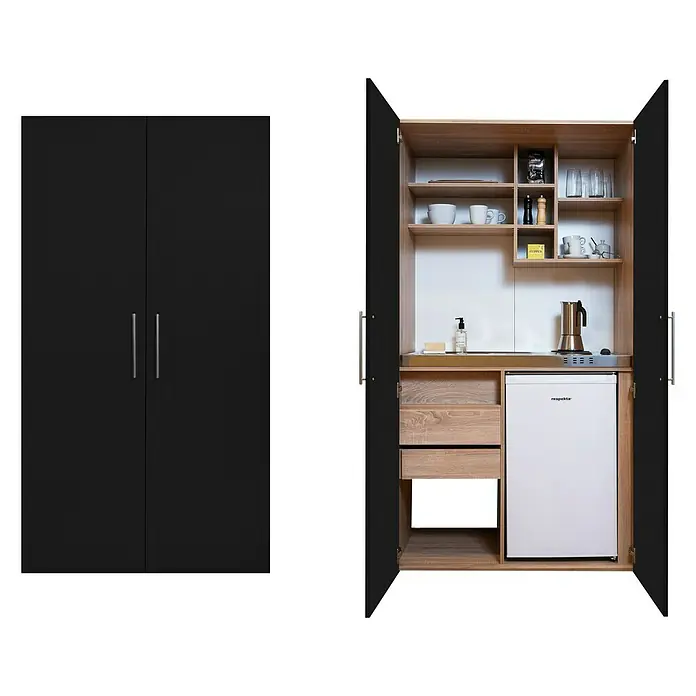 Respekta Schrankküche Peter - Breite: 104 cm, Schwarz/Eiche, Mit Duo-Kochmulde und Mikrowelle - Schwarzer Hochschrank mit geöffneter Tür, der eine kleine Küchenzeile mit Spüle, Kühlschrank und Regalen zeigt.