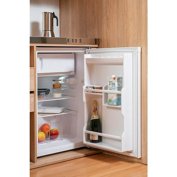 Respekta Schrankküche Peter - Breite: 104 cm, Schwarz/Eiche, Mit Duo-Kochmulde und Mikrowelle - Blick in einen Kühlschrank mit Lebensmitteln wie Milch, Äpfel, Sekt und weiteren Produkten. Ein kompakter und gut gefüllter Kühlschrank.