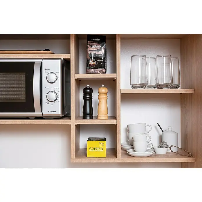Respekta Schrankküche Peter - Breite: 104 cm, Schwarz, Mit Glaskeramikkochfeld und Mikrowelle - Küchenschrank mit Mikrowelle, Gläsern, Kaffeebohnen, Pfeffermühle, Teepackung, Tassen und Geschirr, ordentlich angeordnet.