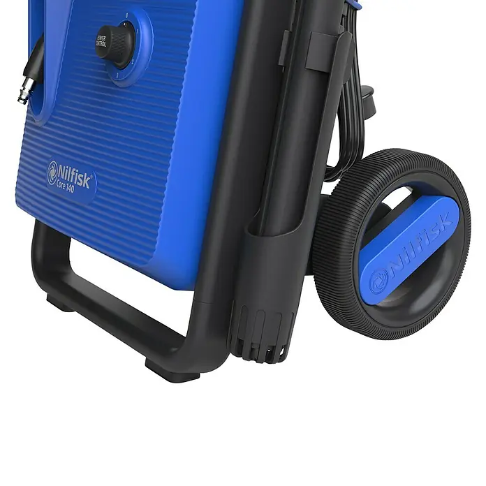 Nilfisk Hidrolimpiadora de alta presión Core 140-6 PowerControl - 1.800 W, Presión máx.: 140 bar, Capacidad de bombeo: 474 l/h - Primer plano de una hidrolimpiadora Nilfisk, destacando su rueda, carcasa y panel de control. Diseño compacto y robusto para uso en exteriores.